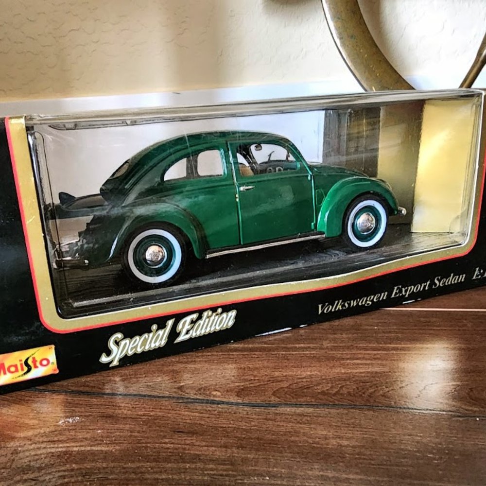 Maisto Special Edition 1951 Volkwagen Export Sedan 1:18 - Picture 2 of 11